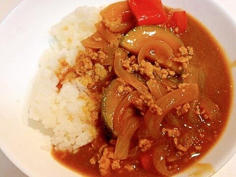 野菜ゴロゴロ☆チキンとズッキーニとパプリカのカレー